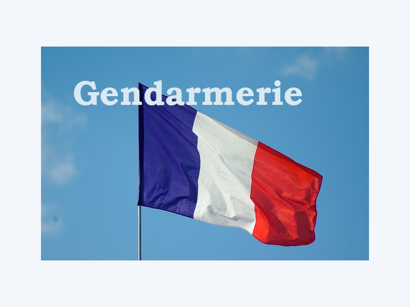 Drapeau français avec Gendarmerie écrit dessus